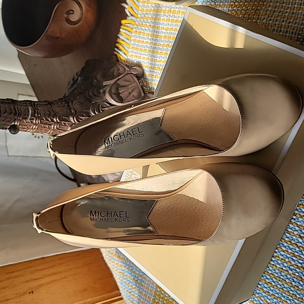 Nude Pumps